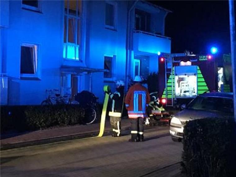 Wohnungsbrand in der Wesermarsch: Zwei Verletzte im Krankenhaus In Elsfleth hat in der Nacht ein Schneidebrett Feuer gefangen.