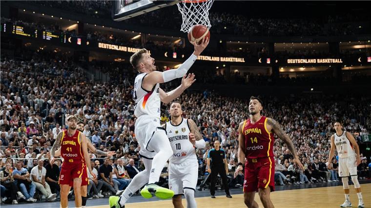 In EM-Form: Andreas Obst beim Korbleger.