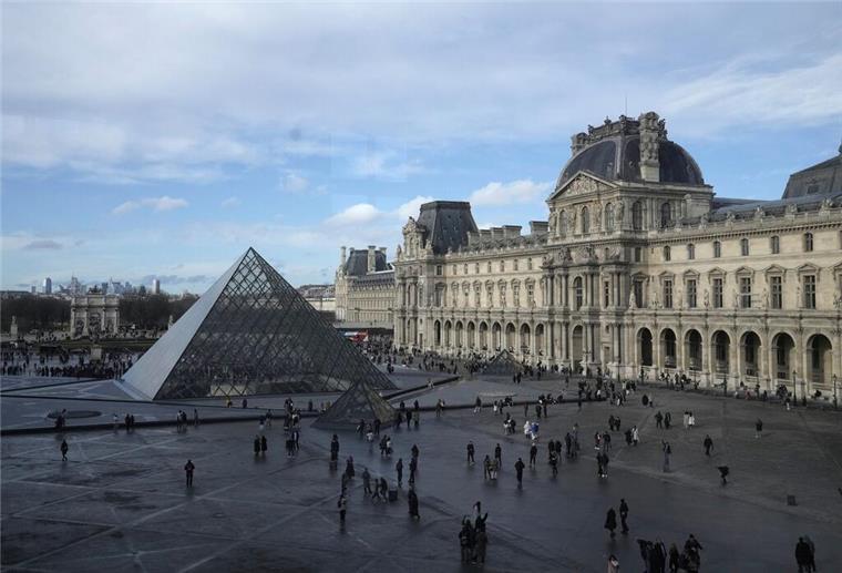 Freizeitparks und Kultur: Europas Reiseziele im Ranking Der Innenhof des Louvre-Museums in Paris