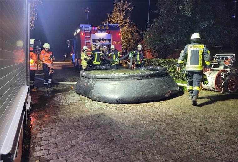 Großbrand zerstört Bauernhaus bei Selsingen: Über 120 Einsatzkräfte im Einsatz In Faltbehältern wird Löschwasser gesammelt.