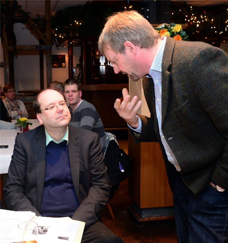 In Flögeln hat er ein Ohr für die Sorgen der Landwirte: Niedersachsens Agrarminister Christian Meyer (Grüne, links) im Gespräch mit Wesermündes Landvolk-Vorsitzendem Jan Heusmann.  Foto Scheer