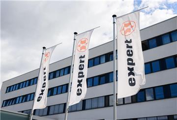 Fahnen wehen vor der Firmenzentrale der Handelsverbundgruppe expert SE