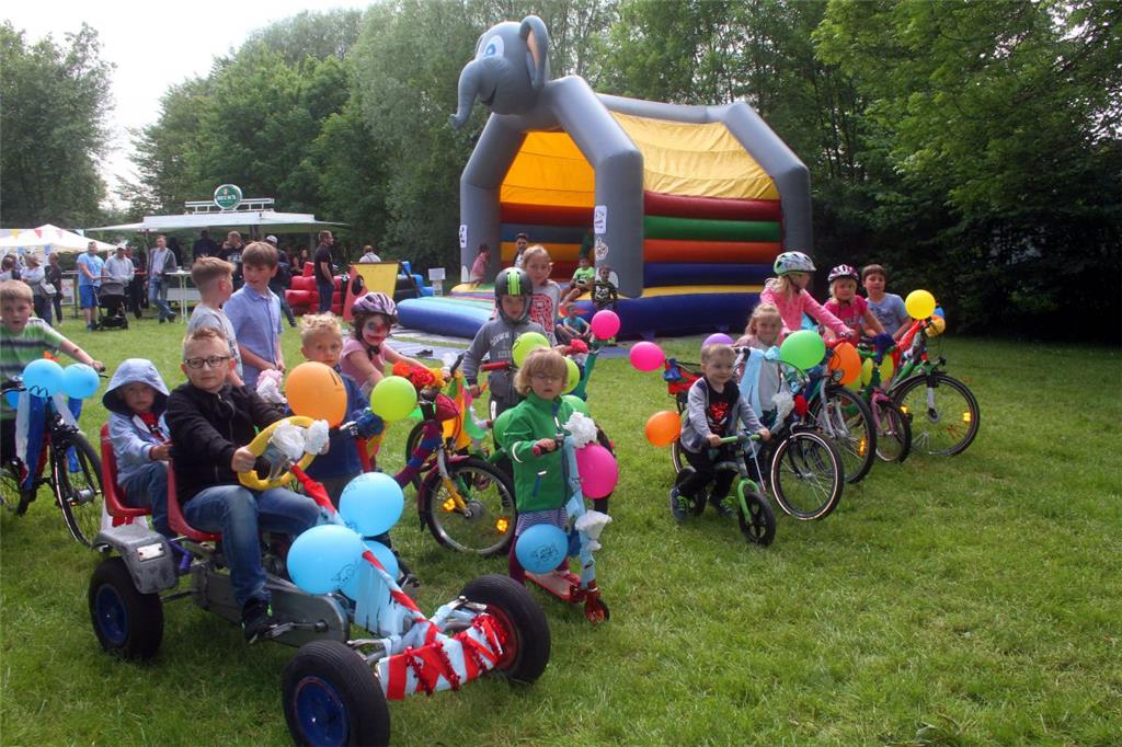 In Friedrich-August-Hütte nehmen die Kinder mit bunt geschmückten Gefährten am U...