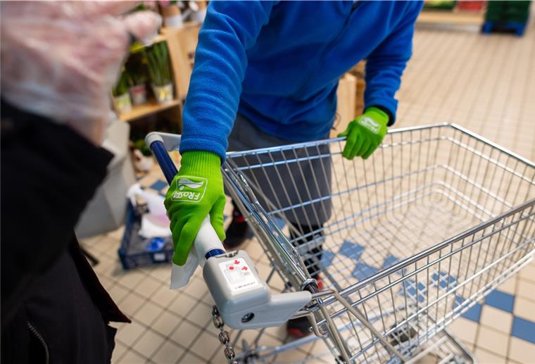 Streit über Abstand an der Supermarkt-Kasse endet mit Anspucken In Friedrichshafen ist ein Streit an einer Supermarkt-Kasse eskaliert.