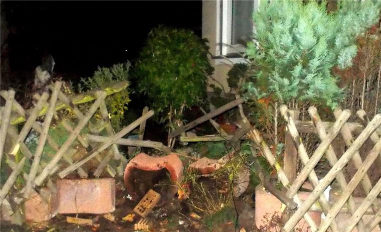 Unfallflucht in Geestemünde: Auto rammt Gartenzaun In Geestemünde hat eine Frau gleich zweimal eine Unfallflucht verursacht. Auf unserem Foto ist der zerstörte Gartenzaun in der Straße Vierhöfen zu sehen.