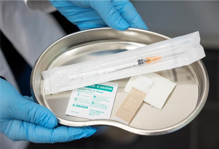 Corona: Der Impfbus kommt nach Geestenseth Eine Apothekerin steht mit Impfutensilien in einem Impfzimmer in der Apotheke.
