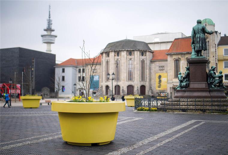 Bunt statt grau: So könnten die Monsterkübel Bremerhaven schöner machen Ein gelber Kübel ist auf einem öffentlichen Platz zu sehen.