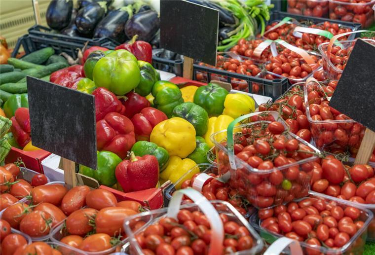 Verschiedenes Gemüse liegt im Supermarkt in der Auslage. In Gemüse steckt kein Vitamin B12. Ernährt man sich vegan, muss man auf einen möglichen Mangel achtgeben.