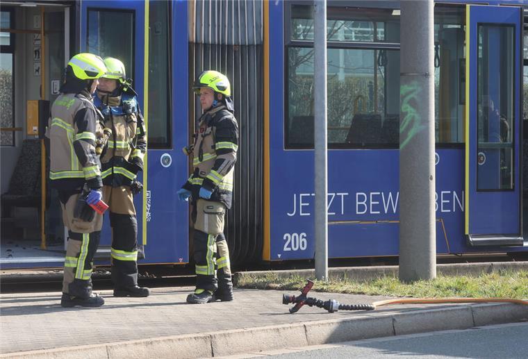 Brandanschlag in S-Bahn: Mann übergießt Frau mit Flüssigkeit und zündet sie an Gera: Einsatzkräfte von Polizei und Feuerwehr sind nach einem Brandanschlag in einer Straßenbahn im Einsatz.