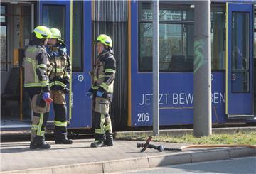 Gera: Einsatzkräfte von Polizei und Feuerwehr sind nach einem Brandanschlag in einer Straßenbahn im Einsatz. 