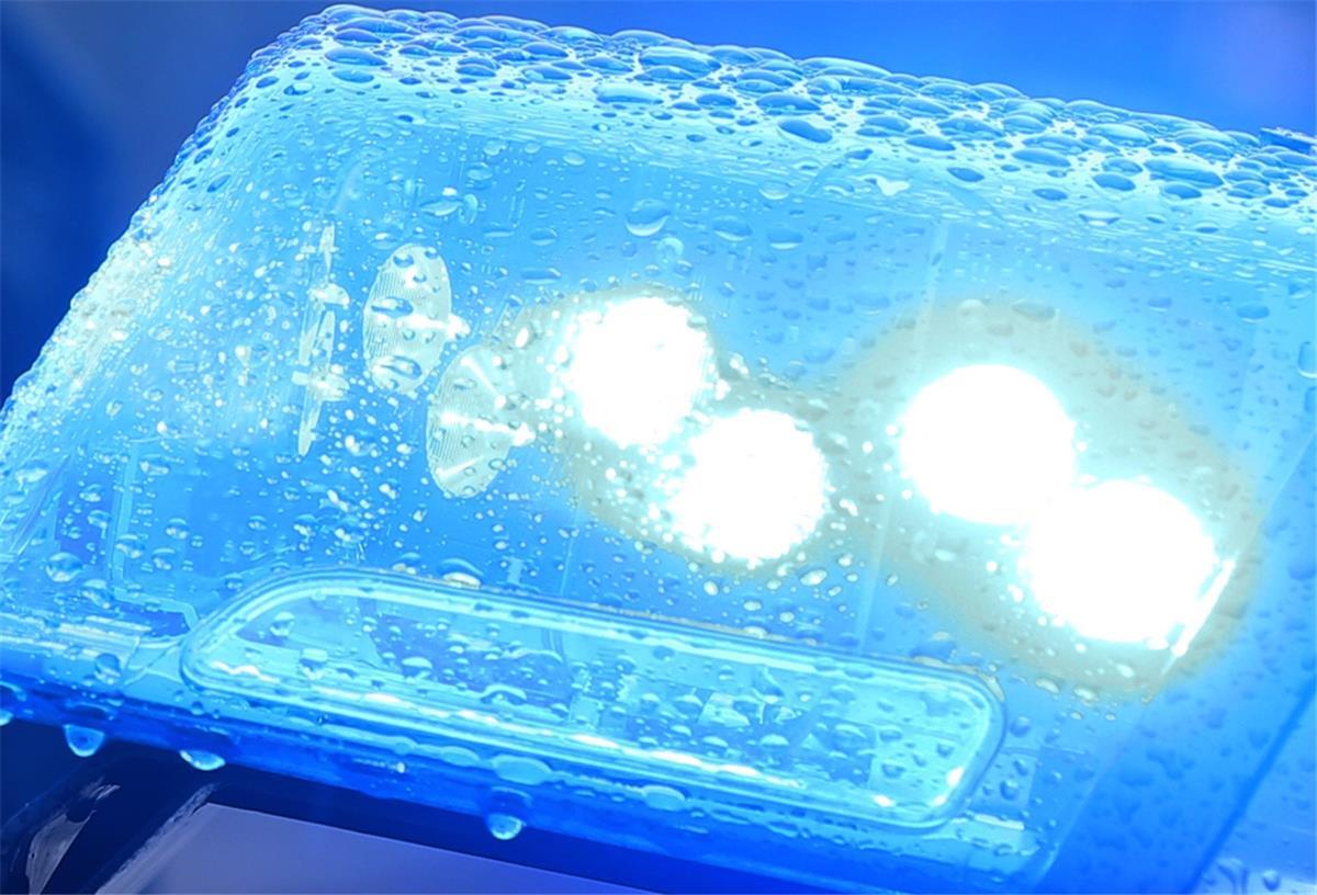 Mutter mit Kleinkind in Aurich mit Messer bedroht In Großefehn wurde ein Mutter von zwei Unbekannten attackiert.