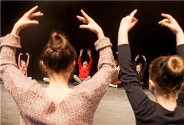 In großer Runde: Spielerisch macht Ballettmeister Raymund Hilbert (Hintergrund, ...