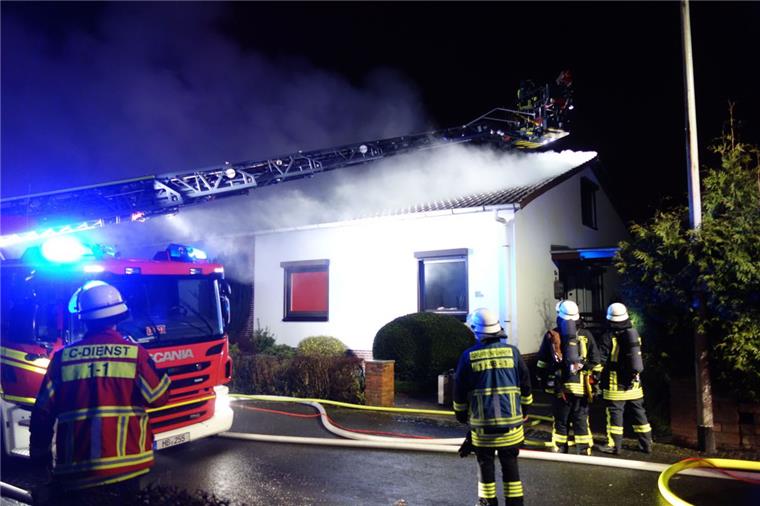 Dachstuhlbrand in Grünhöfe: Familie kann sich retten In Grünhöfe hat der Dachstuhl eines Doppelhauses gebrannt.