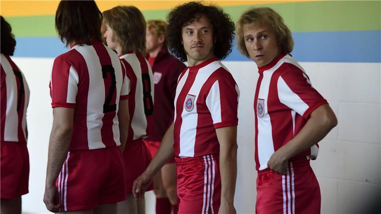 Ein Wiedersehen mit der Queen - Sechs Streamingtipps für November In „Gute Freunde“ sind Paul Breitner (Jan-David Bürger, l.) und Uli Hoeneß (Max Hubacher) nicht nur Mittelpunkt des Spiels.