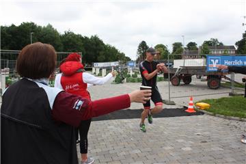 In Hagen geht es zu Fuß weiter. Die Teilnehmer  vollenden den Triathlon mit eine...