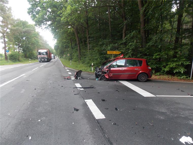 In Hagen hat es am Montagmorgen gekracht: Ein Laster krachte in ein Auto.