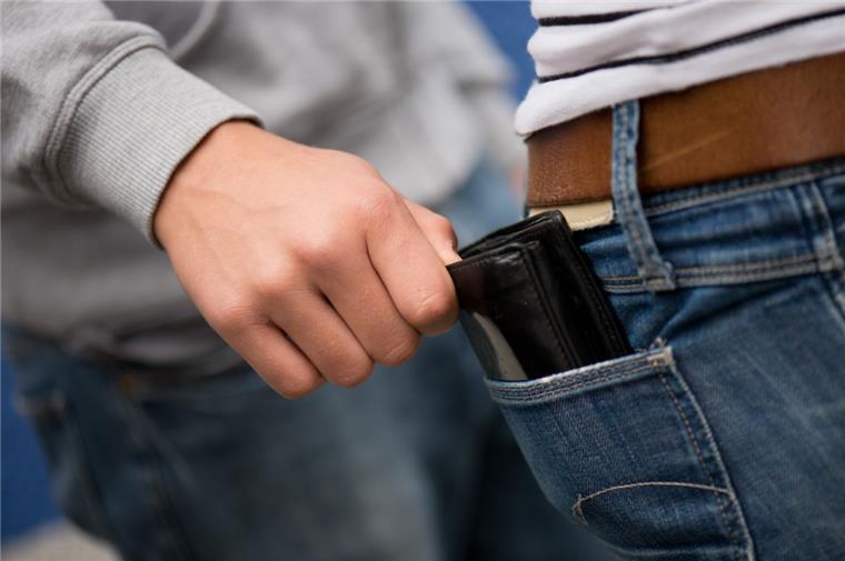 Trickdiebstahl in Hagen: Mann werden 170 Euro gestohlen In Hagen ist eine Trickdiebin unterwegs, die angeblich einer Blindensammlung angehört.