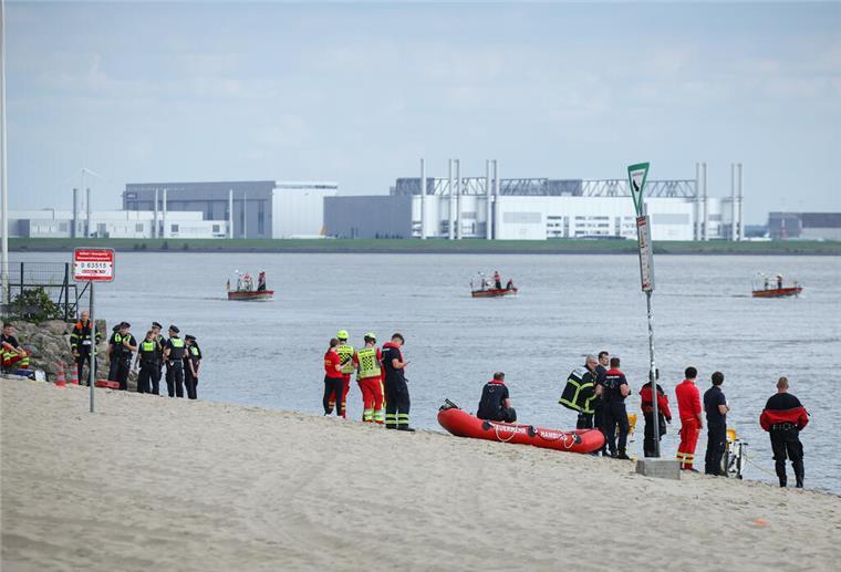Zehnjährige geht in Elbe unter - noch nicht gefunden Einsatzkräfte der Feuerwehr, Polizei DLRG und anderen Organisationen suchen nach einem vermissten Kind in der Elbe am Falkensteiner Ufer.