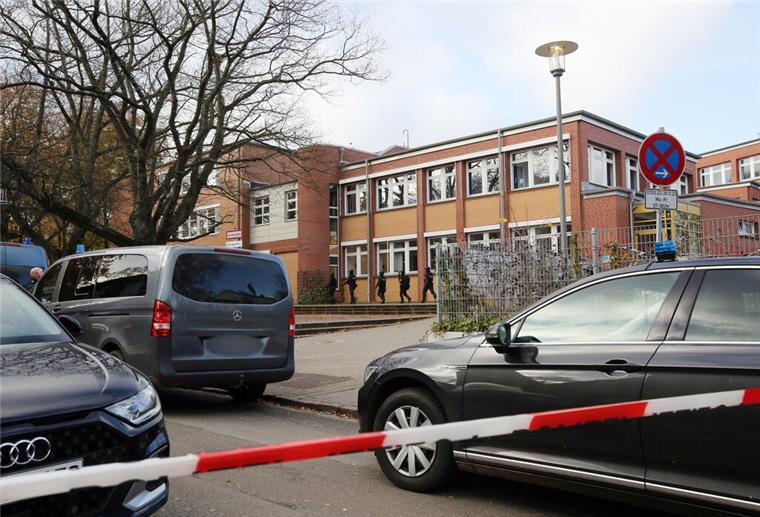 Lehrerin an Hamburger Schule mit Schusswaffe bedroht, Verdächtige fliehen (Update 10) In Hamburg-Blankenese läuft seit dem Mittag ein Einsatz an einer Schule.