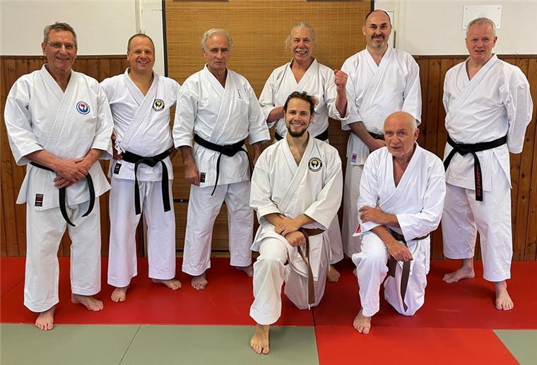Nordenhamer lernen bei Karate-Pionier aus Hamburg In Hamburg fand ein äußerst qualifizierter Karatelehrgang statt. Stehend von links: Manfred Schramm (6. Dan/Bremerhaven), Michael Nowack (1. Dan/Nordenham), Uwe Hirtreuter (8. Dan/Hamburg), Claus Bleckert (3. Dan/Nordenham), Alexander Golowtschenko (Nordenham) und Helge Müller (4. Dan/Hamburg). Kniend von links: Jascha Trinks und Frank Stroman (beide Nordenham).
