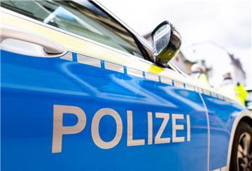 Zwei Einsatzfahrzeuge der Polizei 