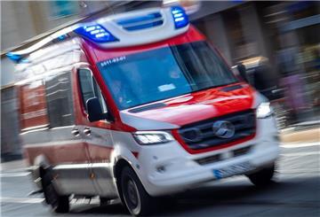Ein Rettungswagen ist mit Blaulicht im Einsatz.
