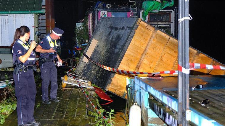 Unfälle und Schäden nach Unwetter In Hamburg ist eine Hausboothütte von einem Schwimmponton geweht worden. Sechs Menschen wurden verletzt.