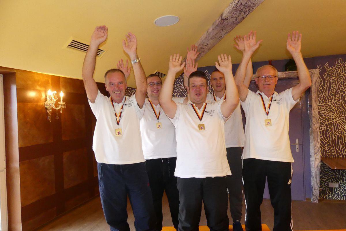 In Hamburg landete die Nordenhamer Mannschaft von Premium Aerotec mit (von links) Klaus Wylega, Pascal Klima, Stephan Ostendorp, Merlin Klima und Erwin Tanzen einen „sensationellen Erfolg“, wie Trainer Rainer Grunst mitteilte.