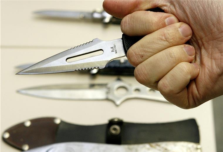 Hanau: Mehrere Männer stechen auf Passanten ein In Hanau werden mehrere Messerstecher gesucht.