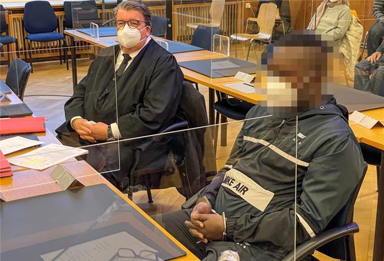 Messerstecher von Sittensen steht vor Gericht In Handschellen vor Gericht: der Angeklagte Soufian A.