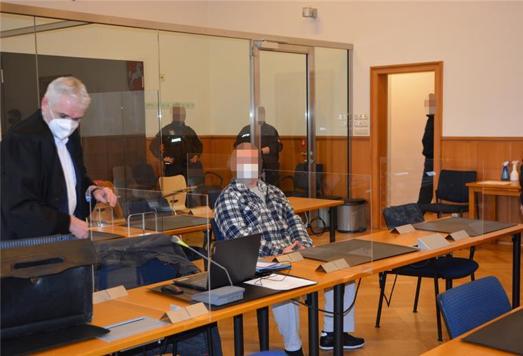 In Handschellen wurde der Angeklagte (Mitte) zum Prozessauftakt in den Gerichtssaal in Stade geführt.