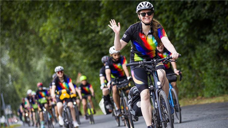 In Hannover sind die Fahrerinnen und Fahrer mit bunten Regenbogentrikots losgefahren.