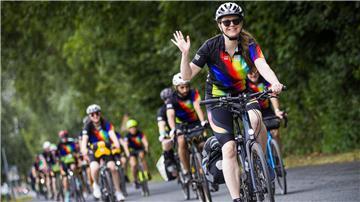 In Hannover sind die Fahrerinnen und Fahrer mit bunten Regenbogentrikots losgefahren.
