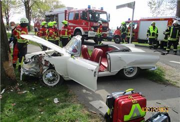 Der Fahrer eines Oldtimers ist mit seinem Wagen gegen einen Baum gefahren.