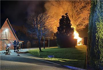 Feuerwehrleute löschen die Flammen eines Brandes. In Heeslingen hat ein Schuppen gebrannt. Die Feuerwehr verhinderte ein Übergreifen der Flammen.