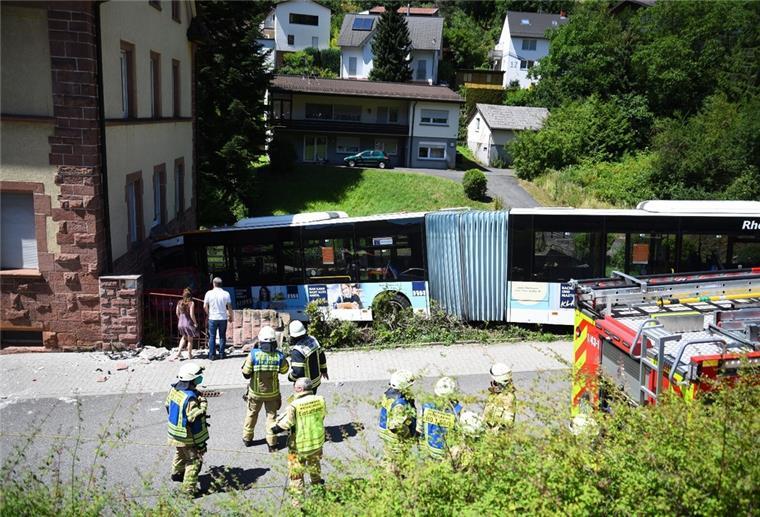 Bus fährt in Wohnhaus – mehrere Verletzte In Heidelberg ist ein Linienbus in ein Wohnhaus gefahren.