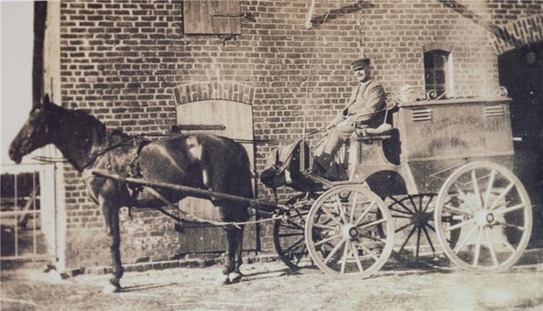 Nordholz: Stammkunde seit 75 Jahren In Helmut Holsts Kindheit fuhr der Bäckergeselle noch auf dem elterlichen Hof vor. Er brachte Brot und nahm Mehl mit.