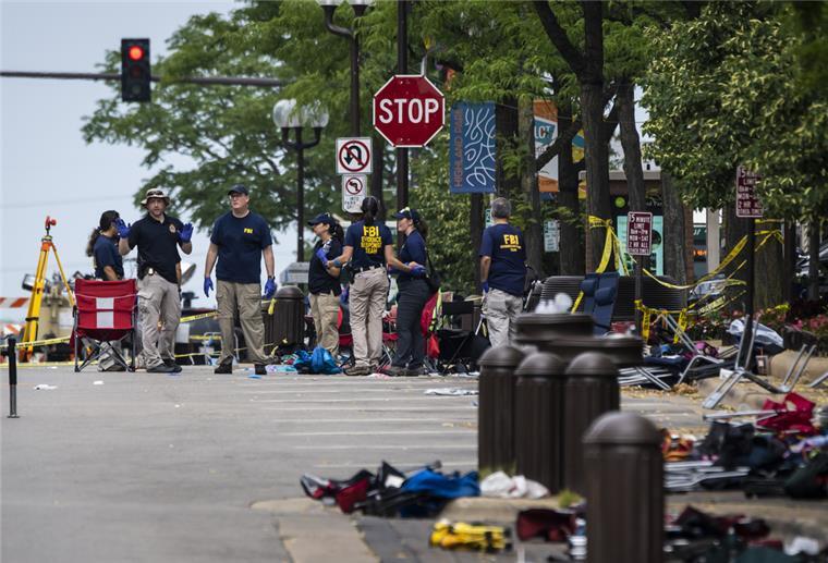 Siebenfache Mordanklage nach Bluttat bei US-Parade Mitglieder der Evidence Response Team Unit des FBI arbeiten am Tatort, wo am Vortag ein Schütze während einer Parade anlässlich des Nationalfeiertags in den USA das Feuer eröffnet hatte.