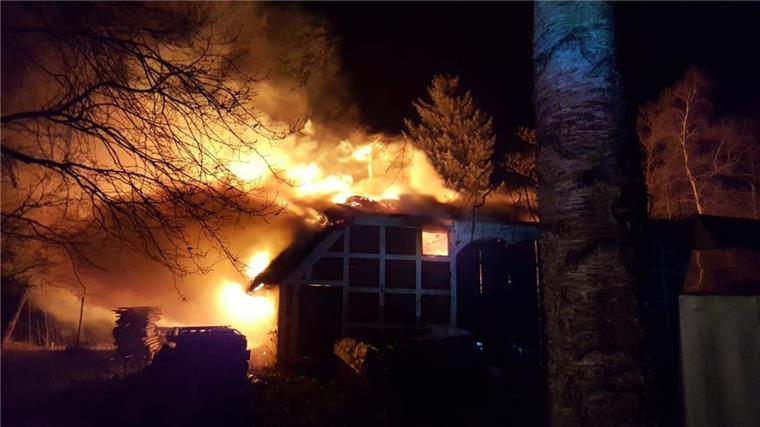 Reetdachhaus in Himmelpforten brennt bis auf die Grundmauern ab In Himmelpforten ist ein Reetdachhaus abgebrannt.