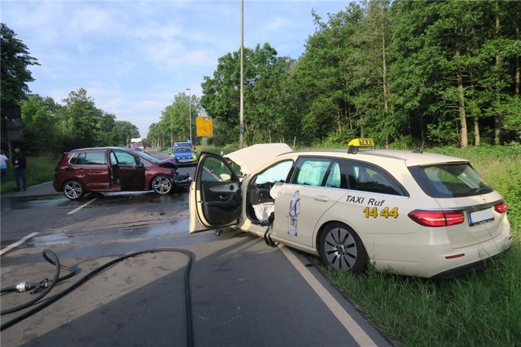 Nordenham: Zwei Männer nach Frontalcrash lebensgefährlich verletzt In Höhe der Blexersander Straße in Nordenham geriet ein 55-jähriger Mann aus Nordenham mit seinem Pkw nach links in den Gegenverkehr und kollidierte dort frontal mit einem entgegenkommenden Taxi.
