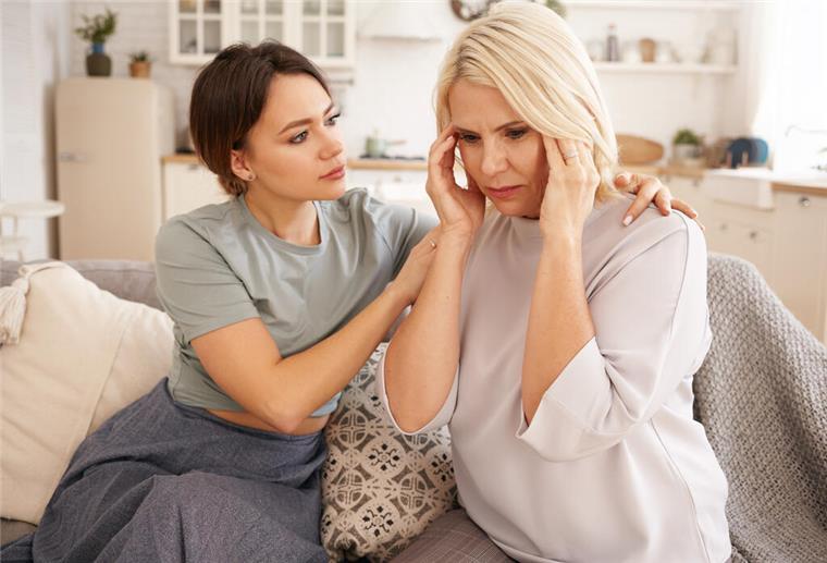 Innere Ruhe als wichtiger Teil der Gesundheitsvorsorge zwei Frauen auf der Couch