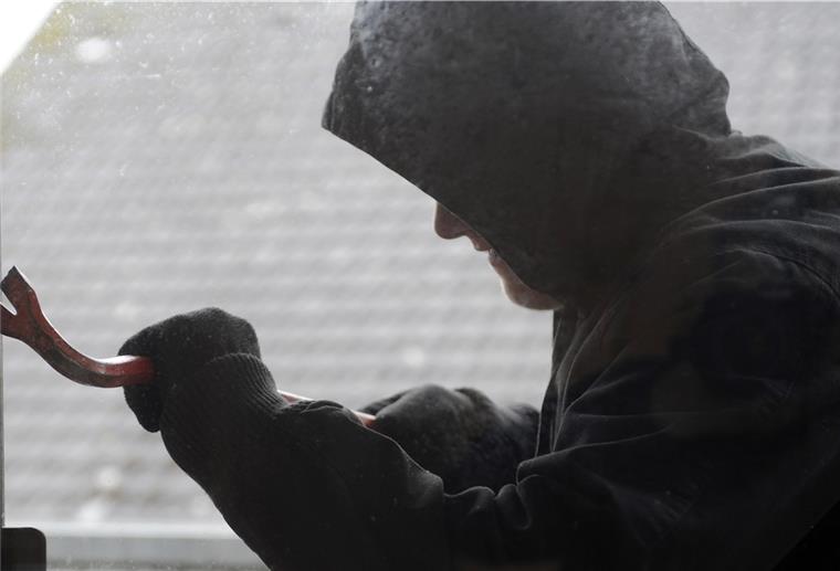 Werkzeug aus Auto gestohlen In Ihlienworth wurd ein Firmenfahrzeug von unbekannten Tätern aufgebrochen.
