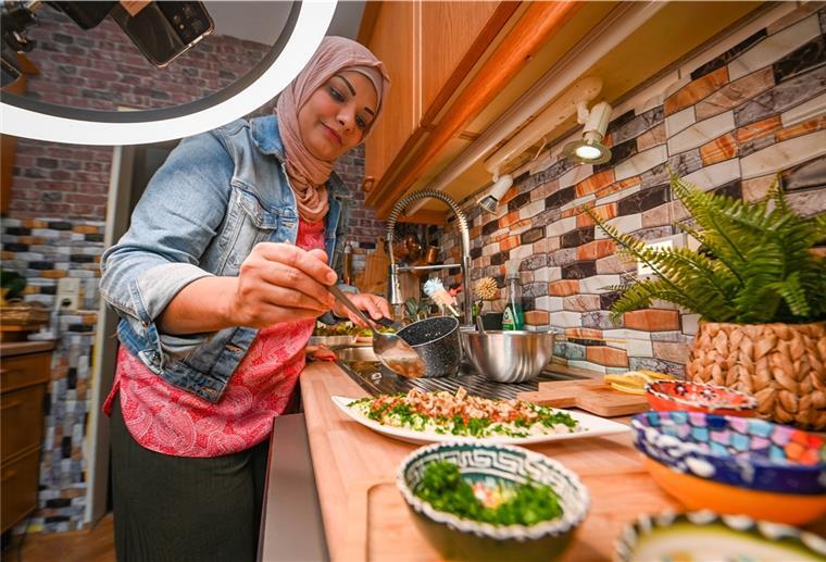 Bremerhavenerin auf dem Weg zum YouTube-Star In ihrer winzigen Küche kocht Jilan Alhasan jeden Tag für die Abonnenten ihrer Youtube-Kanäle. Damit Zutaten, Töpfe und Schalen beim Filmen optimal ausgeleuchtet sind, ist das Handy in ein Stativ mit Ringleuchte eingespannt. Foto Scheschonka