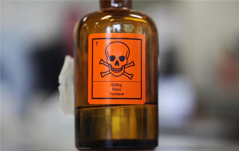 Giftigen Billigschnaps getrunken: Mindestens 82 Tote in Indonesien In Indonesien sind viele Menschen nach dem Trinken von Billigschnaps gestorben.