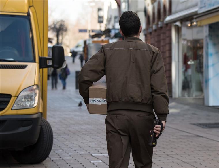 In Innenstädten längst ein Alltagsbild: Ein Mann liefert mit einem Lieferwagen Pakete aus.  