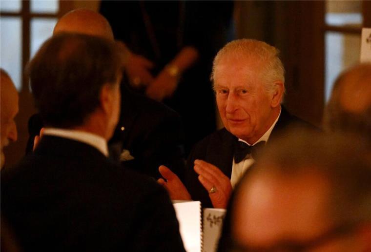 Charles diniert mit Beckhams, Mirren und Versace In Italien ist Charles als „Re Carlo“ bekannt.