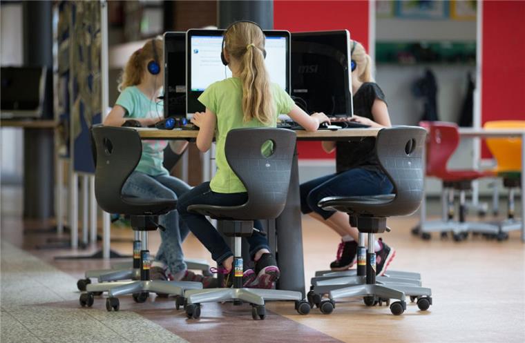 Schnelles Internet für alle Schulen in der Wesermarsch In jedem Klassenraum in der Wesermarsch sollen die Schüler mit mindestens 30 Megabit pro Sekunde durchs Netz surfen können.