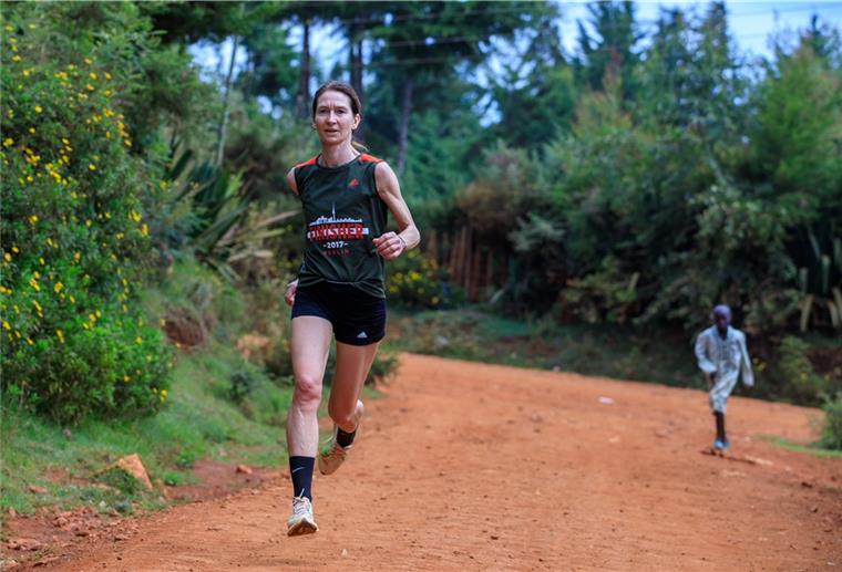 Marathon: Als erste Nordenhamerin unter dreieinhalb Stunden ins Ziel In Kenia hatte sich Tanja Lischewski im Februar in bis zu 2400 Metern auf die Marathon-Läufe in diesem Jahr vorbereitet. Die offiziellen Starts sind aufgrund der Pandemie allesamt ausgefallen. Bei einem virtuellen Lauf erreichte sie ihr persönliches Ziel und lief einen Marathon in unter dreieinhalb Stunden.