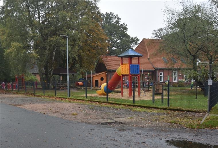 In Klein Meckelsen will die Samtgemeinde eine neue Kita neben der Schule bauen. Dort soll auch eine Mensa errichtet werden, damit die Grundschule Ganztagsbetreuung anbieten und Kinder aus Sittensen aufnehmen kann. Den bestehenden Kindergarten Klein Meckelsen (Foto) will die Samtgemeinde aufgeben. Ratsherr Uwe Hellmers (Grüne) ist dagegen, steht aber allein auf weiter Flur.