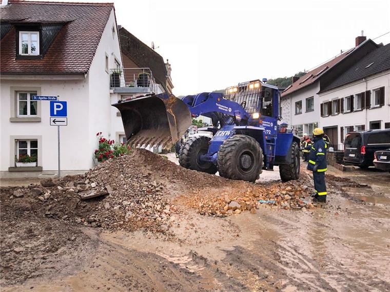 Mit Kaffee und Kuchen im Saarland: Senioren machen Sightseeing im Unwetter-Gebiet In Kleinblittersdorf im Saarland haben Senioren bewusst ein Katastrophen-Sightseeing gemacht. Die Polizei ist empört. Unser Foto zeigt die Aufräumarbeiten vom Freitag.